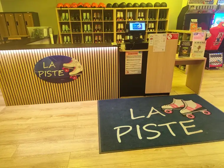 Accueil La Piste — entrée et tapis La Piste.