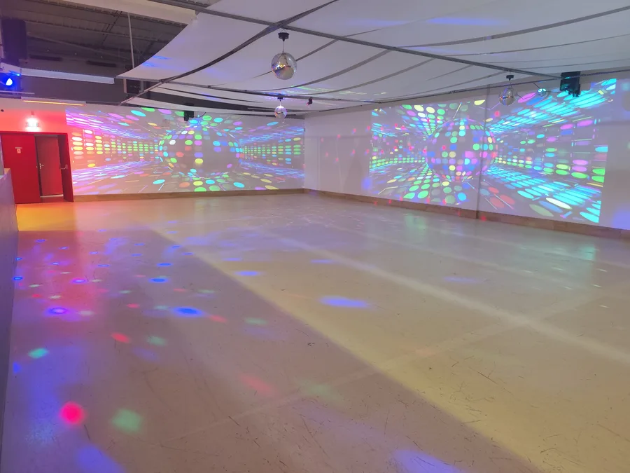 Piste La Piste — projections lumineuses et mirrorball.