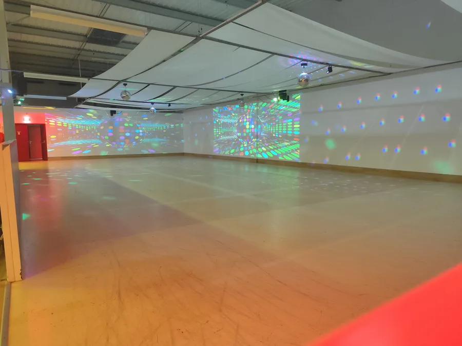 Piste La Piste — vue latérale lumières disco.