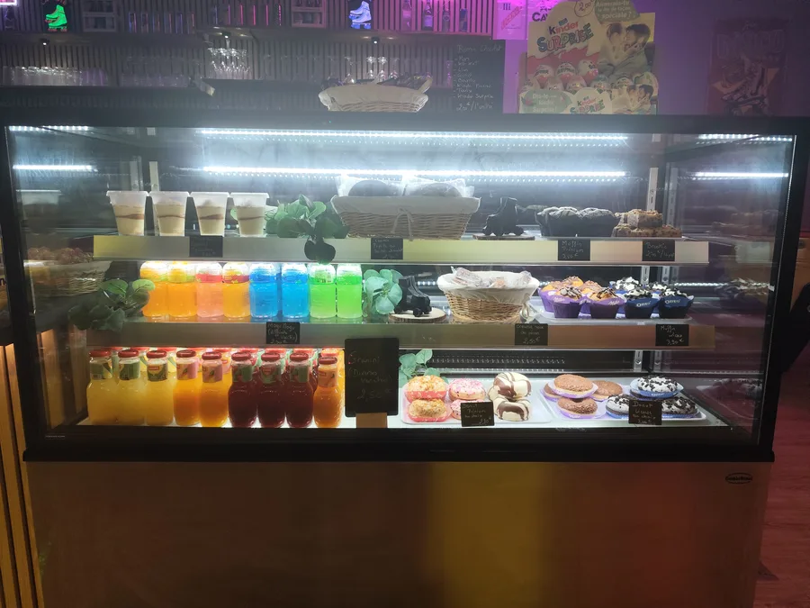 Vitrine snack La Piste — sélection boissons et sucreries.